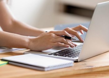 SP subsidia compra de computador para professor da rede estadual