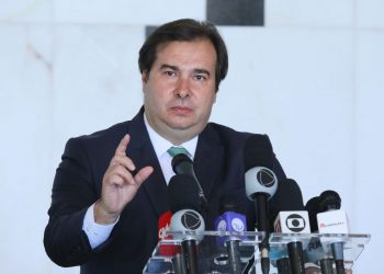 Maia sugere restrições para quem não se vacinar contra coronavírus