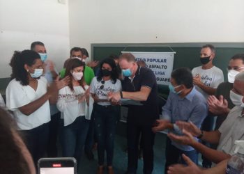 Casagrande recebe abaixo-assinado pelo Asfaltamento da ES-230