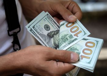 Dólar cai para R$ 5,12 e fecha terceira semana seguida de queda