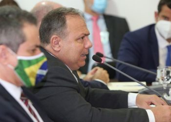 Pazuello diz que Brasil tem 300 milhões de doses de vacinas garantidas