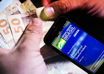 Fim do auxílio emergencial ajudará a controlar inflação, diz Guedes