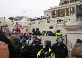 Protesto interrompe sessão do Congresso dos EUA para validar eleição