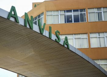 Anvisa se reúne domingo para definir autorização emergencial de vacina