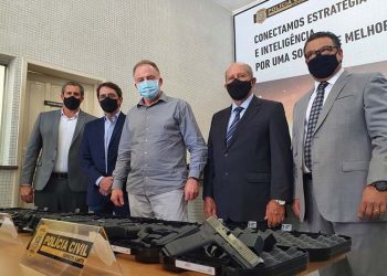 Governo do Estado entrega 580 pistolas e 21 viaturas para Polícia Civil