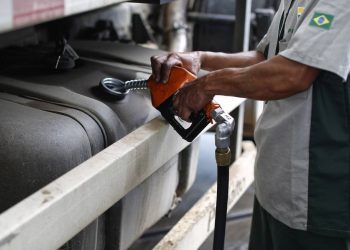 Bolsonaro zera impostos federais PIS, Cofins e Cide sobre diesel e gás de cozinha