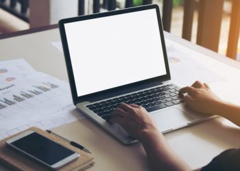 Secretaria da Educação repassa R$ 6 milhões para escolas adquirirem notebooks