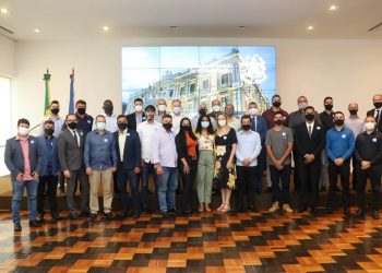 Governador Casagrande recebe nova diretoria da Ascamves