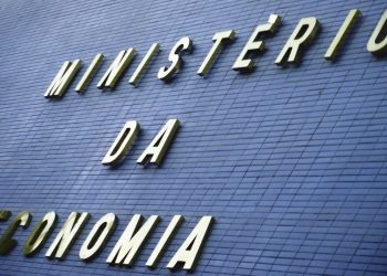 Guedes anuncia antecipação de 13º de beneficiários do INSS