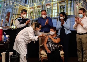 Governo inicia a vacinação de professores contra a Covid-19 no Espírito Santo