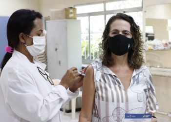 Profissionais da educação falam da satisfação em tomar primeira dose da vacina contra Covid-19