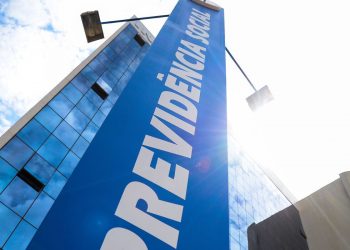 Anvisa autoriza uso emergencial de coquetel contra a Covid-19