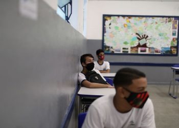 Covid-19: aulas com presença intercalada elevam risco de contágio