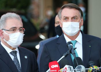 Governo formaliza contrato com Fiocruz para vacina de Oxford