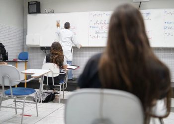 Quatro em dez alunos pensaram em parar os estudos devido à pandemia