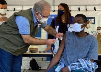 Brasil aplica mais de 2,56 milhões de doses de vacina em 24 horas