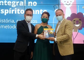 Escola reabre biblioteca e dá nome de ex-servidora