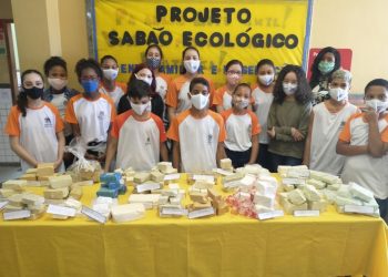 Alunos aprendem produzir sabão ecológico em aulas de Ciências