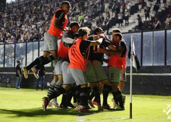 Vasco vence Goiás no reencontro com sua torcida