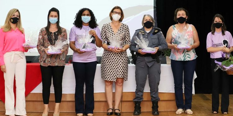 Vice-governadora participa de fórum sobre combate à violência contra mulher em Venda Nova do Imigrante