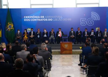 Governo e empresários assinam termo de concessão do 5G