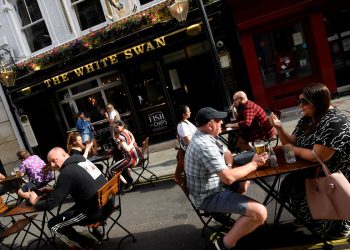 Reino Unido: Ômicron não aumentou hospitalizações de idosos