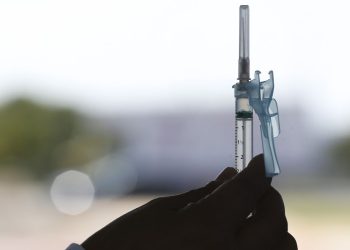 Vacina brasileira contra a covid-19 deve estar pronta em 9 meses