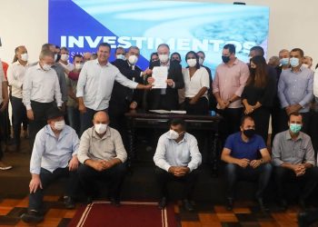 Perucas confeccionadas em presídio são doadas para crianças com câncer