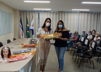 Perucas confeccionadas em presídio são doadas para crianças com câncer