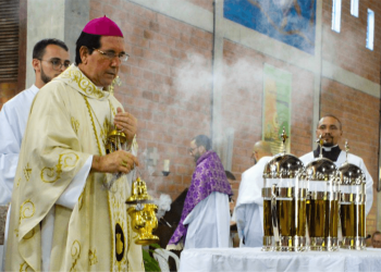 Diocese de São Mateus se reúne para celebração da Missa de Unidade e Bênção dos Santos Óleos