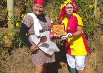 Personagens da literatura levam diversão a estudantes da rede municipal no Dia Nacional do Livro Infantil