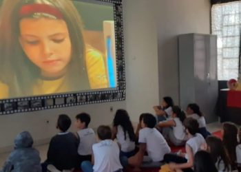 Biblioteca de Nova Venécia recebe alunos da rede municipal para sessão de cinema