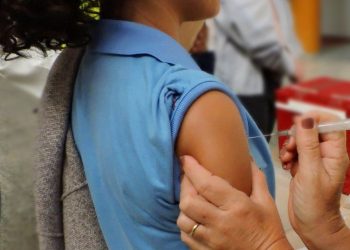 Mais de 200 mil adolescentes estão aptos à dose de reforço no Espírito Santo