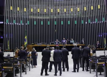 Câmara aprova texto-base de projeto que limita ICMS dos combustíveis