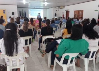 A Secretaria Municipal de Educação realiza mais uma reunião periódica com os diretores escolares