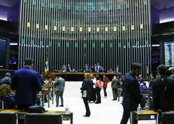 Câmara aprova em 1º turno PEC do piso salarial para enfermagem