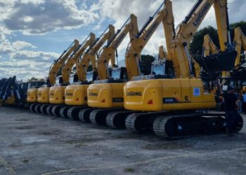 Prefeitura de Nova Venécia recebeu equipamentos para o S.I.M e uma retroescavadeira que auxiliará nos serviços públicos prestados ao meio rural