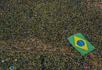 Desfile em comemoração ao Bicentenário reúne multidão na Esplanada