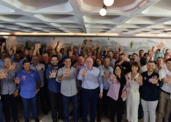 Mais de 70 prefeitos se reúnem em apoio à reeleição de Casagrande para o Governo do Espírito Santo