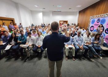 Em encontro com aliados, Casagrande recebe apoio de 73 prefeitos do ES