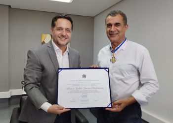 Prefeito de Jaguaré recebe a mais alta honraria concedida pela Assembleia Legislativa do ES