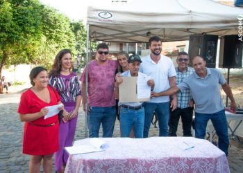 Prefeito assina ordem de serviço para construção de escadaria e pavimentação da Rua Travessa Matias no Bairro Iolanda