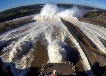 Com aumento das chuvas, Itaipu abre as comportas