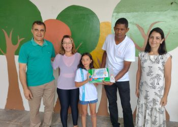 Prefeitura entrega kits escolares aos alunos da rede municipal de ensino