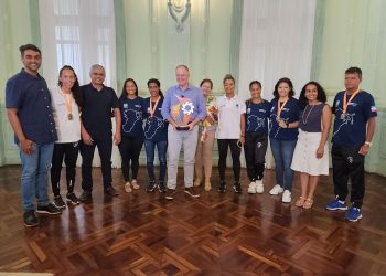Governador Casagrande recebe equipe do São Pedro Beach Soccer