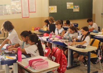 Montadoras paralisam produção e dão férias coletivas aos funcionários