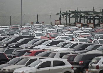 Montadoras paralisam produção e dão férias coletivas aos funcionários