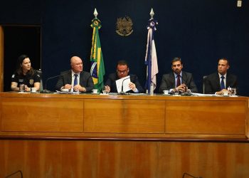 Comissão presidida por Denninho na Ales recebe delegados que falam sobre combate ao tráfico