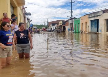 Rompimento de barragem provoca inundações e alagamento no Ceará