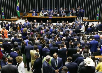 Câmara suspende trechos de decretos de Lula sobre saneamento